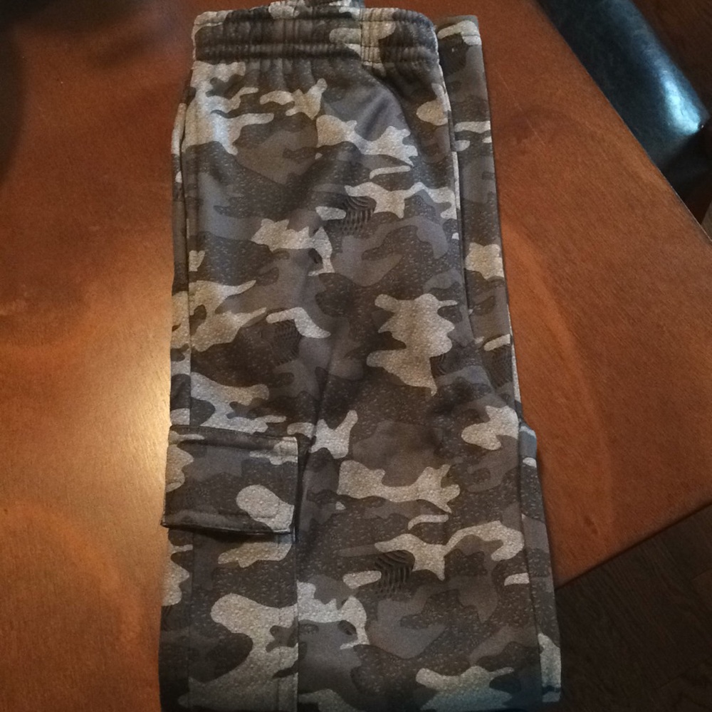 Boys Cargo Style Camo sweatpants 👖